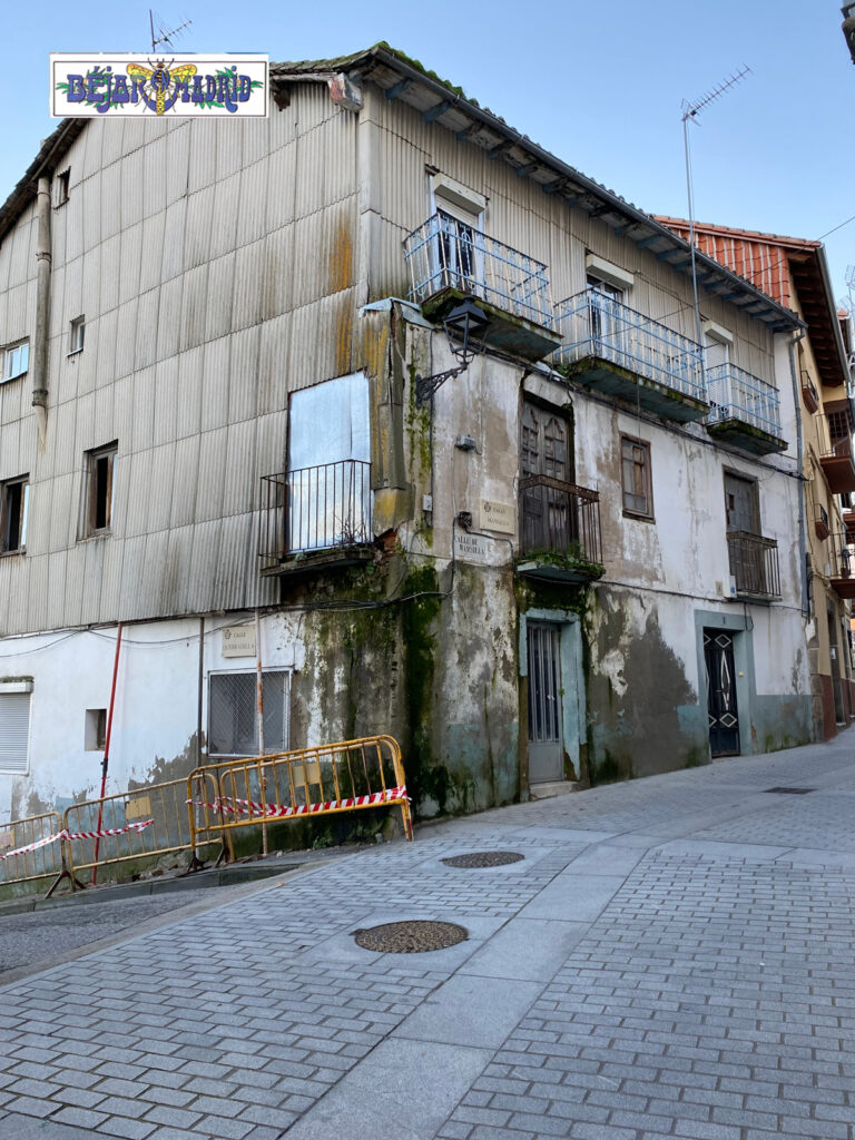 La consolidación de un edificio restringe el tráfico en el barrio de San Juan en Béjar - 27 de febrero de 2023