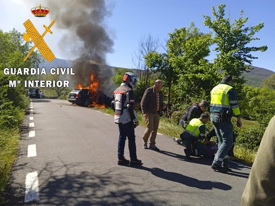 La Guardia Civil rescata a un varón de 66 años de un vehículo en llamas en Béjar  - 22 de abril de 2023
