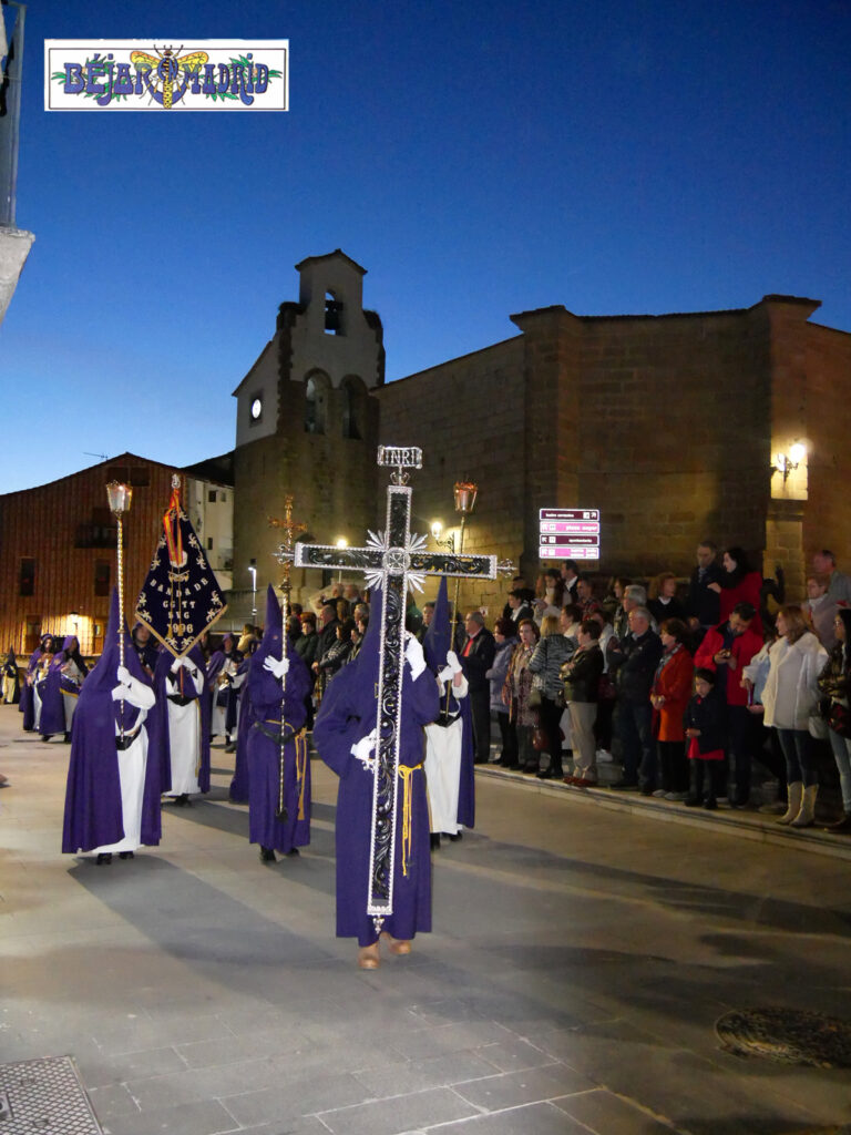 SEMANA SANTA BÉJAR | El Cristo Yacente emociona a su paso a hombros en el Santo Entierro - 8 de abril de 2023