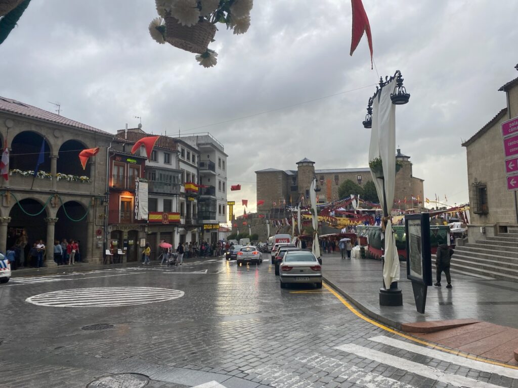 CORPUS Y LOS HOMBRES DE MUSGO 2023 | Vídeo e imágenes | La lluvia no desluce la inauguración del Mercado de las Tres Culturas - 10 de junio de 2023