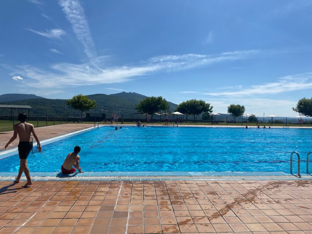Galería de imágenes | Animado primer día de la temporada en la piscina de Béjar - 16 de junio de 2023