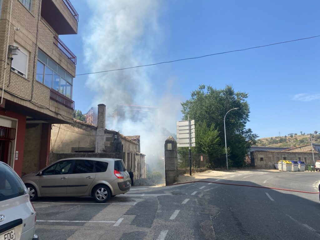 Un transformador provoca un incendio en una antigua nave en la carretera de Ciudad Rodrigo - 24 de agosto de 2023