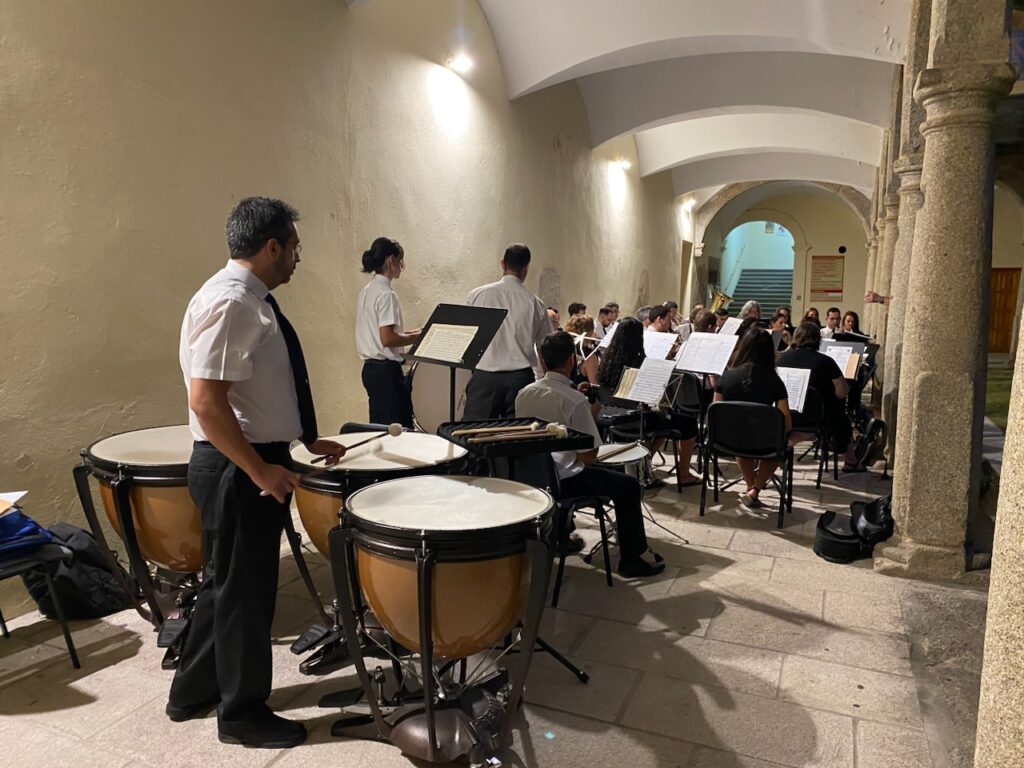 El concierto de la Banda de Música llena el claustro del convento de San Francisco - 27 de agosto de 2023