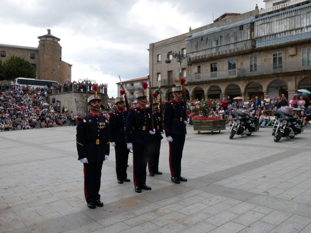 GALERÍA DE IMÁGENES | La Guardia Real llena la Plaza Mayor de Béjar - 13 de septiembre de 2023