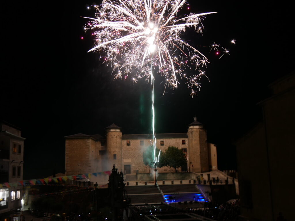 FIESTAS DE BÉJAR | La ciudad despide sus fiestas con el castillo de fuegos artificiales - 11 de septiembre de 2023