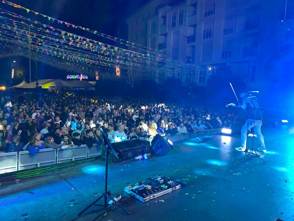 FIESTAS DE BÉJAR | Béjar vuelve a llenarse en su última noche de las fiestas con el concierto del violinista JaviLin - 10 de septiembre de 2023