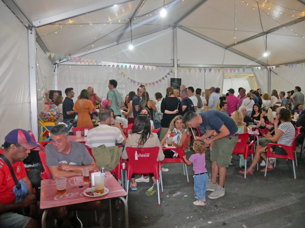 FIESTAS DE BÉJAR | Las ganas de fiestas llenan las casetas en su primera noche - 2 de septiembre de 2023