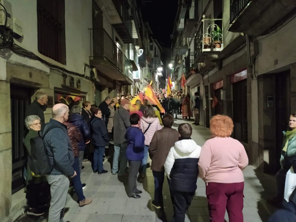 VÍDEO E IMÁGENES | Unas 200 personas se concentran ante la sede del PSOE en Béjar por los pactos de Sánchez - 14 de noviembre de 2023