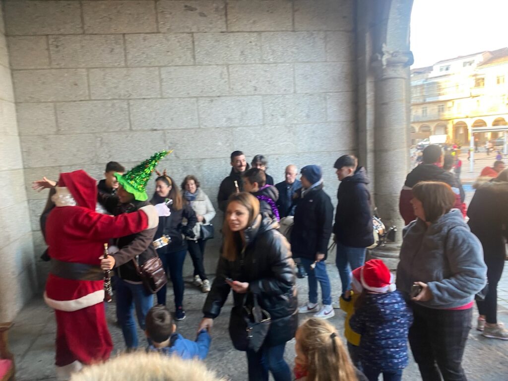 Un simpático Papa Noel recorre las calles de Béjar - 22 de diciembre de 2023