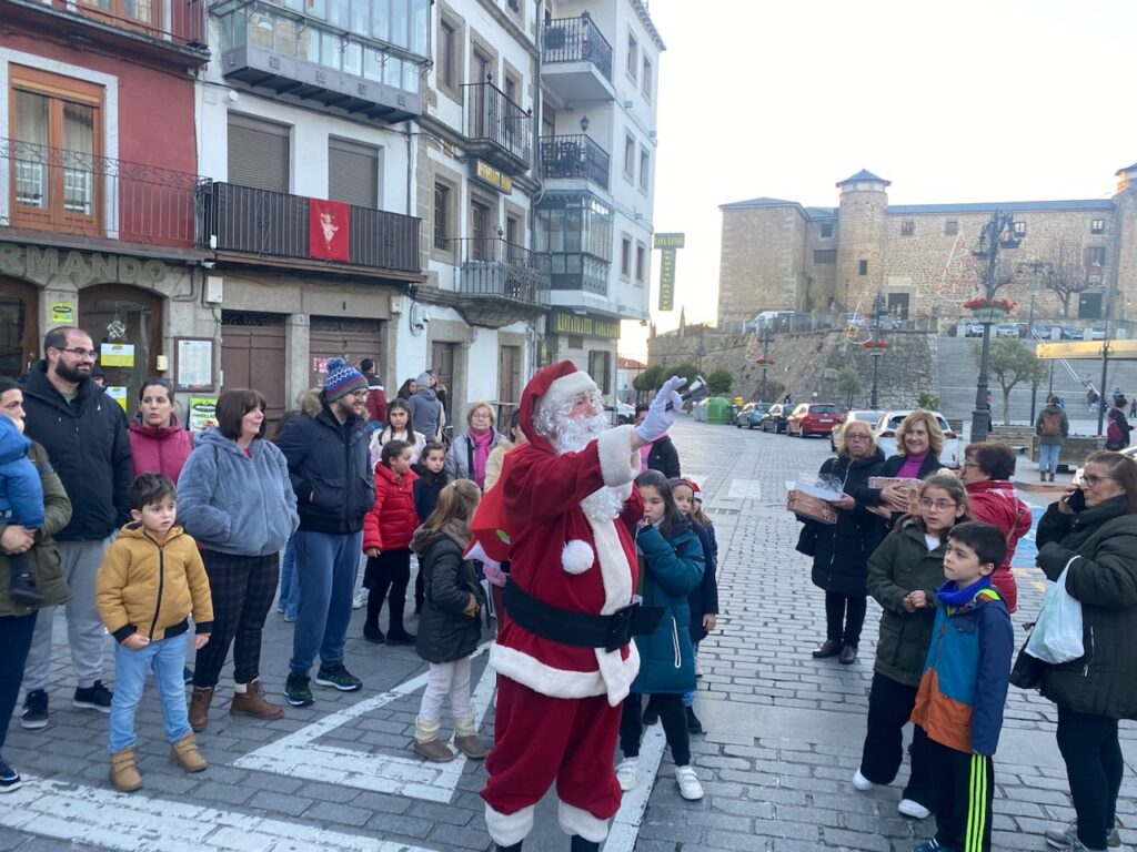 Un simpático Papa Noel recorre las calles de Béjar - 22 de diciembre de 2023