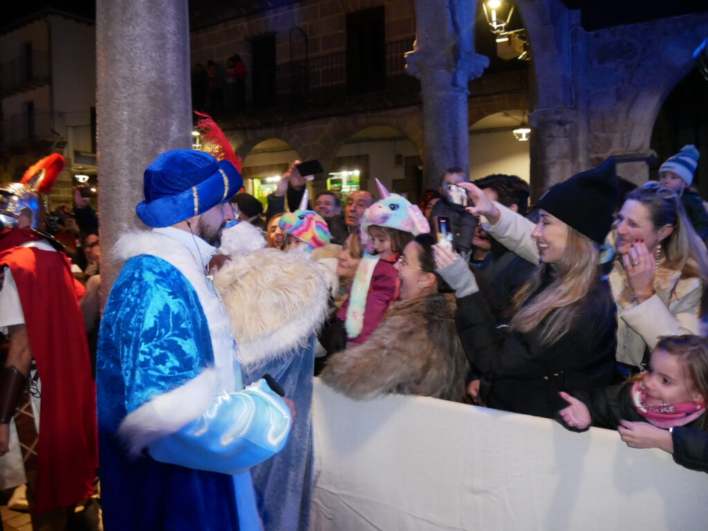 GALERÍA DE IMÁGENES | Miles de personas reciben a los Reyes Magos en Béjar - 5 de enero de 2024