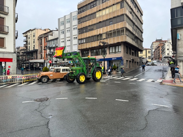 (fotos y vídeo) El hartazgo de los ganaderos llega también a Béjar. Así ha sido la tractorada en la ciudad - 9 de febrero de 2024