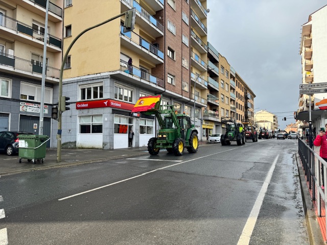 (fotos y vídeo) El hartazgo de los ganaderos llega también a Béjar. Así ha sido la tractorada en la ciudad - 9 de febrero de 2024