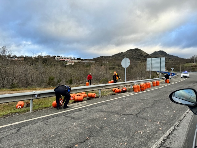 Un camión de bombonas pierde la carga en la rotonda de Palomares de Béjar - 12 de febrero de 2024
