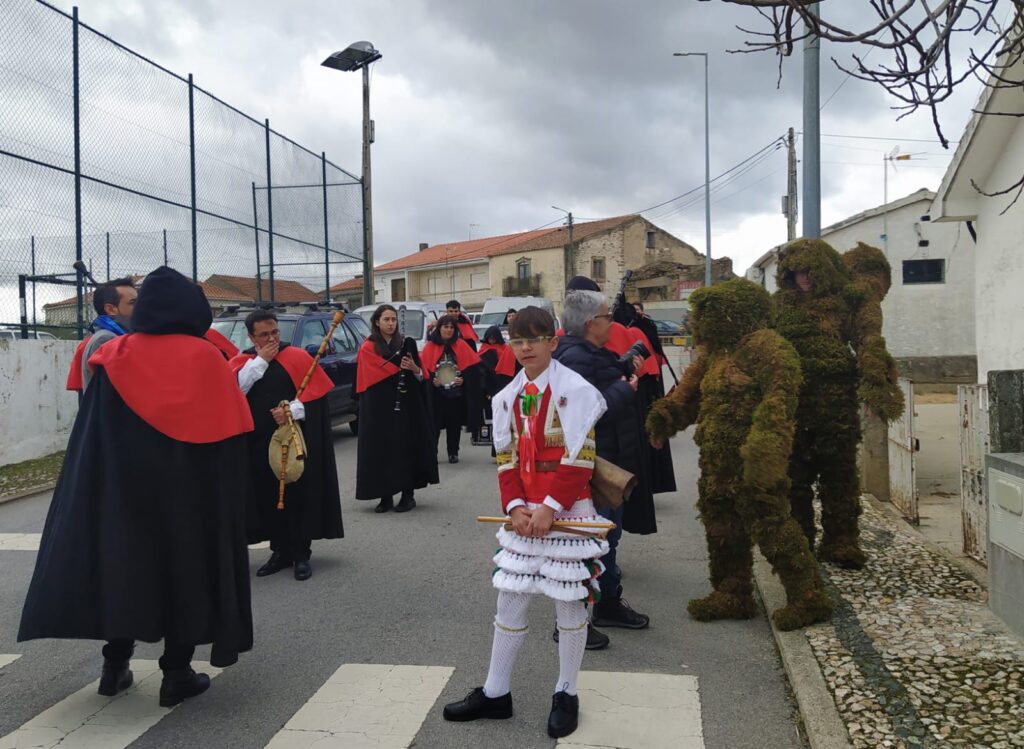 (Galería de fotos) Los Hombres de Musgo 'conquistan' Bemposta (Portugal) - 26 de febrero de 2024