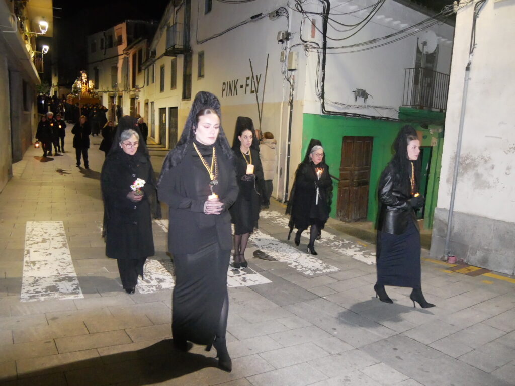 SEMANA SANTA BÉJAR 2024 | (fotos) La procesión de Soledad desafía a la lluvia y al viento - 27 de marzo de 2024