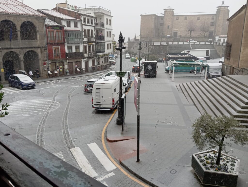 (Fotos y vídeo) La nieve llega a Béjar - 2 de marzo de 2024