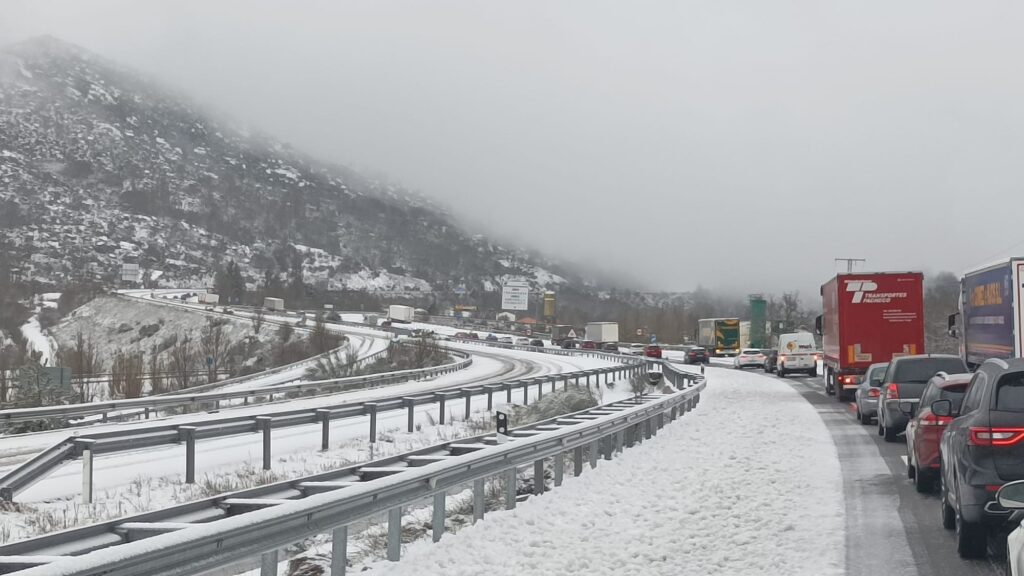 (Fotos) PRECAUCIÓN: La nieve provoca una gran retención en el puerto de Vallejera, en dirección Béjar - 2 de marzo de 2024