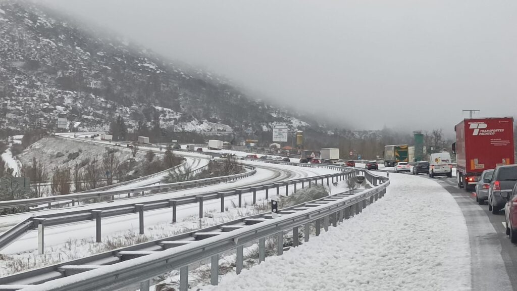 (Fotos) PRECAUCIÓN: La nieve provoca una gran retención en el puerto de Vallejera, en dirección Béjar - 2 de marzo de 2024