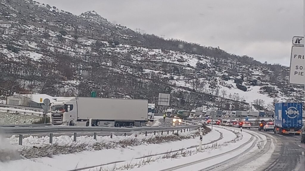 (fotos) La nieve provoca varios accidentes en la A66 - 2 de marzo de 2024