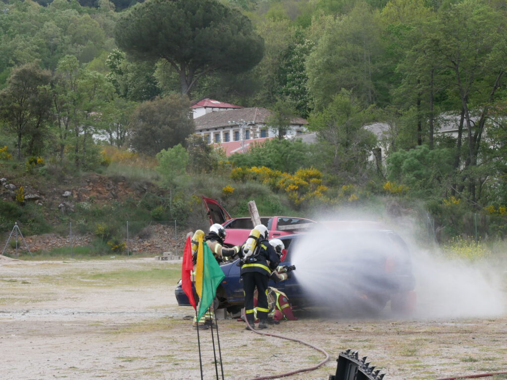 (Fotos y vídeos) La Thesa, escenario de un simulacro de los bomberos - 26 de abril de 2024